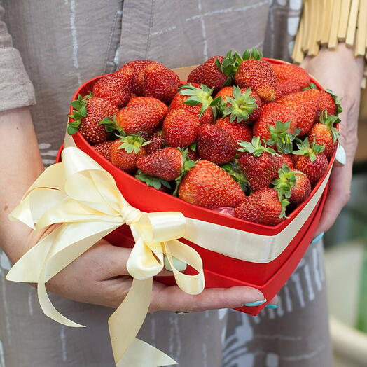 Композиция "клубничное сердце"