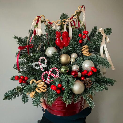 Новогодняя дизайнерская композиция из нобилиса в русском стиле - тренд 2026