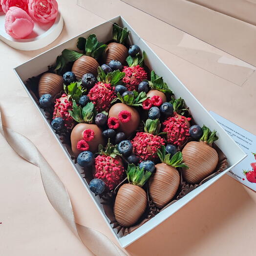 Клубника в шоколаде 15-20 шт с голубикой для мамы