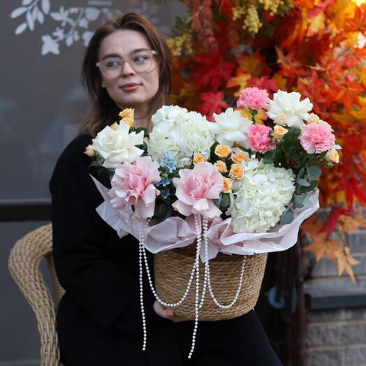 Праздничная корзина с нежными цветами