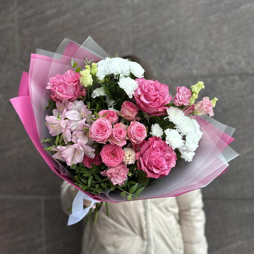 Букет "Ягодный микс" (роза пионовидная, роза кустовая, сантини, альстромерия, эустома, зелень)