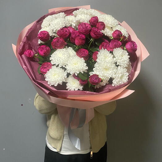 Кустовая Роза и белоснежная хризантема