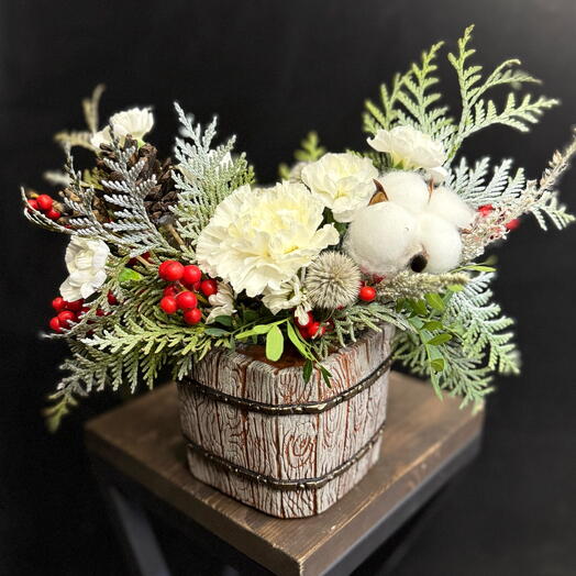 Зимняя композиция с хлопком и ягодами в кашпо ручной работы