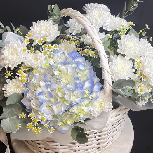 Композиция в корзине с голубой гортензией, эвкалиптом, ромашкой и кустовой белой хризантемой 🩵