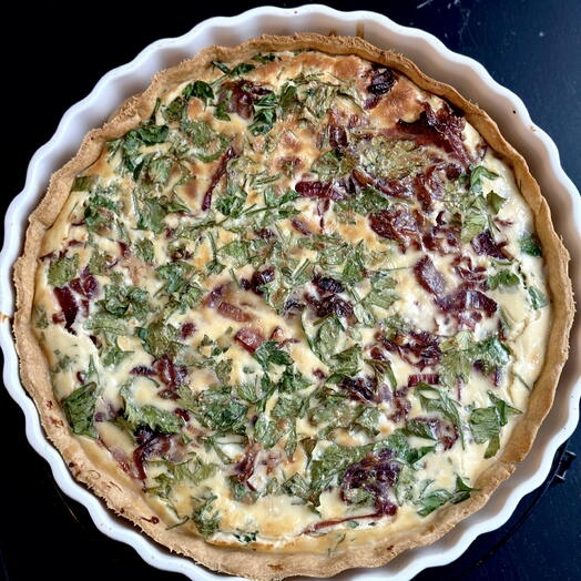 Киш с грудинкой и карамелизованным луком