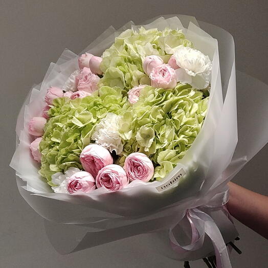 Нежный букет с зелёной гортензией и пионовидными розами 💕