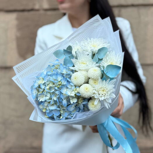 «Голубая Лагуна» букет с гортензией и хризантемами