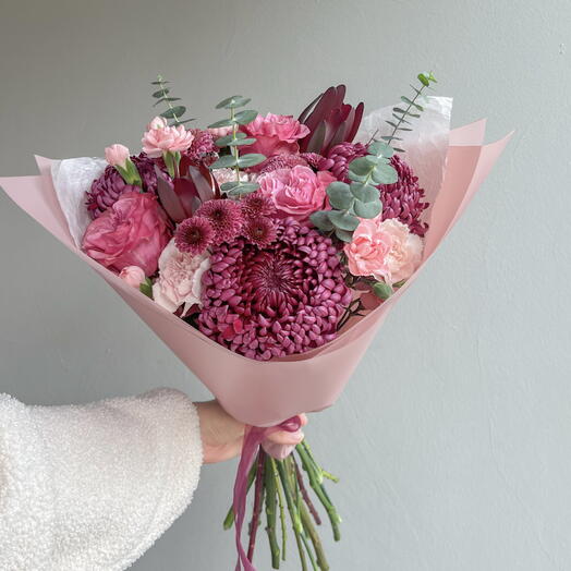 Яркий букет с хризантемами и диантусами