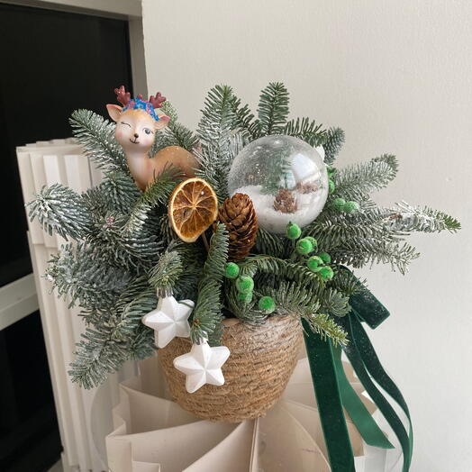 Корзина с хвоей и олененком