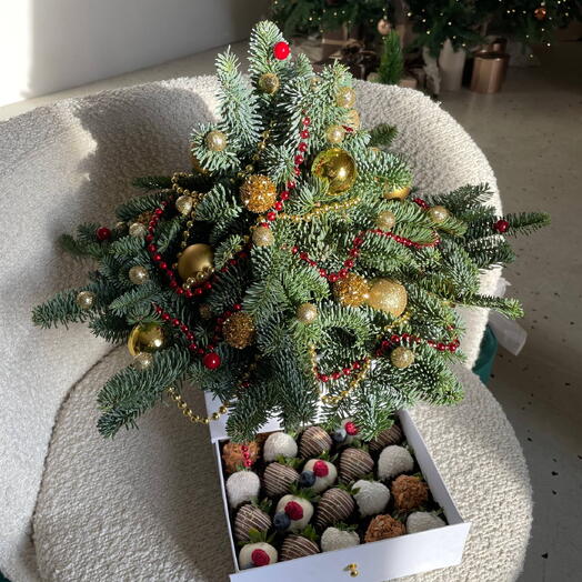 Елочка с клубникой в шоколаде на подарок на новый год с быстрой доставкой