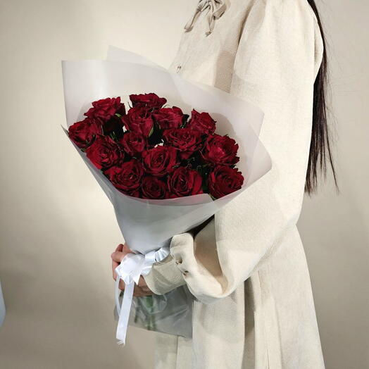 Красные розы 15шт, букет размера S (001)