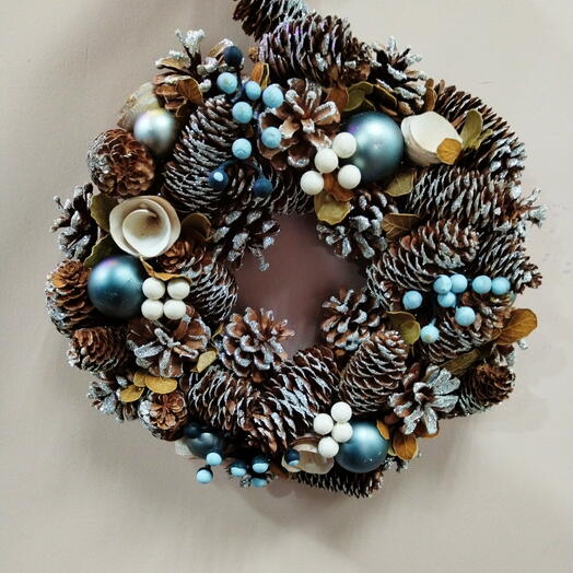 Венок новогодний изнатуральных материалов ручной работы