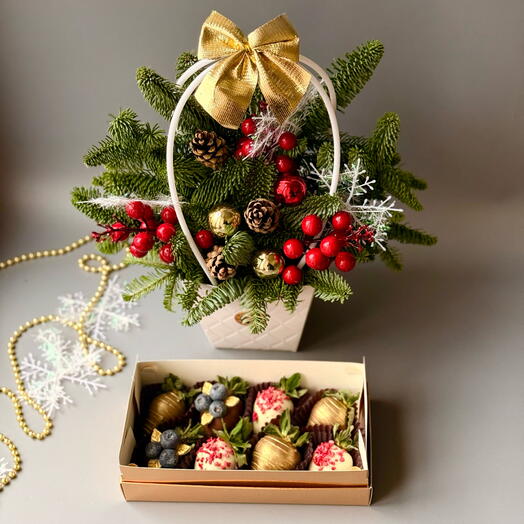 Клубника в бельгийском шоколаде и еловый букет Бантики