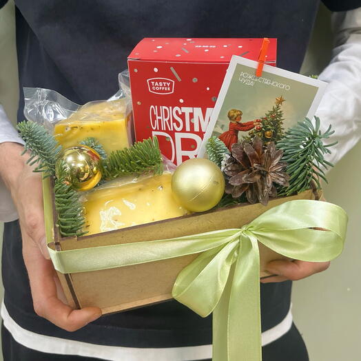 Подарочный набор из сыра и кофе в деревянном ящике