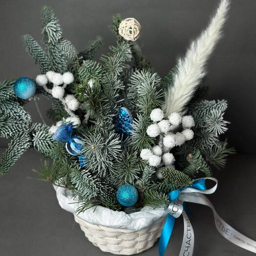 Атмосферная новогодняя композиция в снегу с игрушками