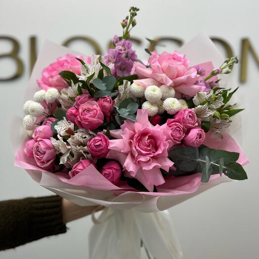 Букет из пионовидной розы Жизель, французских роз и альстромерий