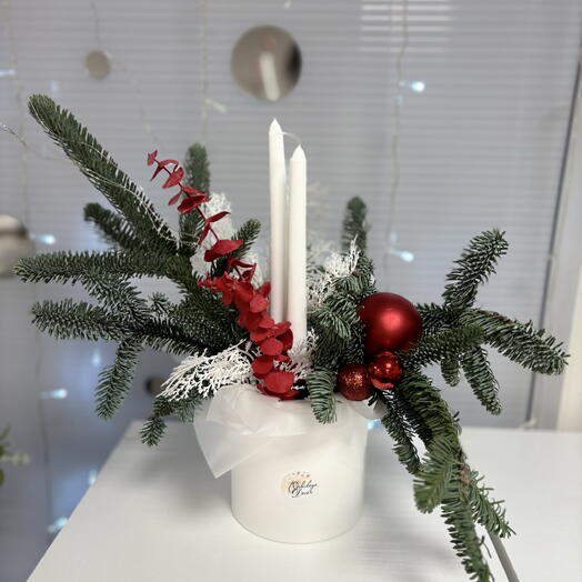 «Тишина зимней ночи у камина: композиция с нобилисом, алыми шарами и красным эвкалиптом»