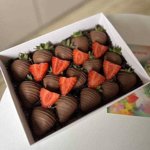 Клубника из 15 ягод в молочном шоколаде