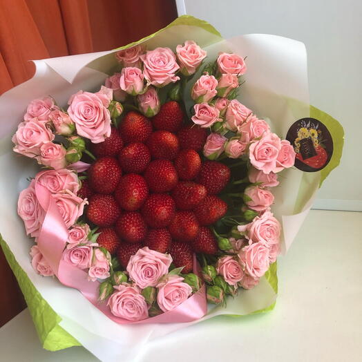 Букет из клубники с розами 20