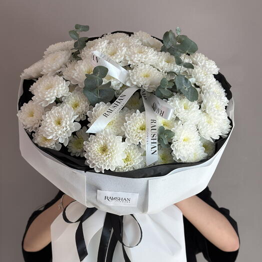 Белые ветки хризантем