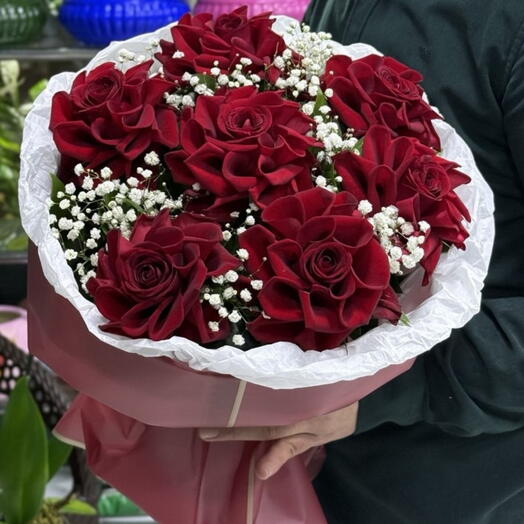Простой букет из семи роз