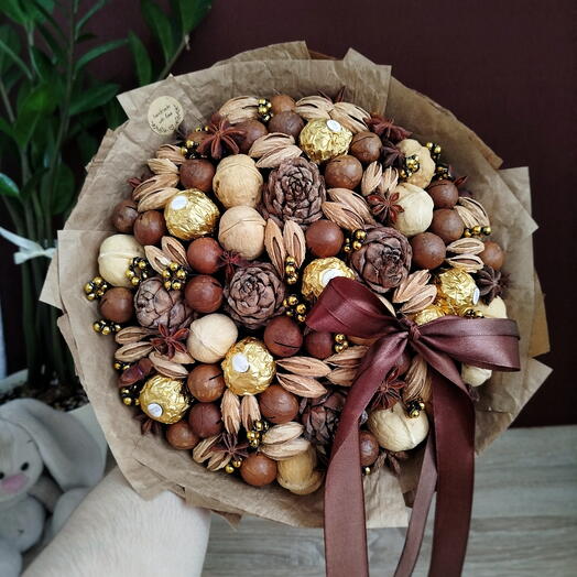 Стильный букет из орехов с конфетами Ferrero Rocher, кедровыми шишками и бантом (L)