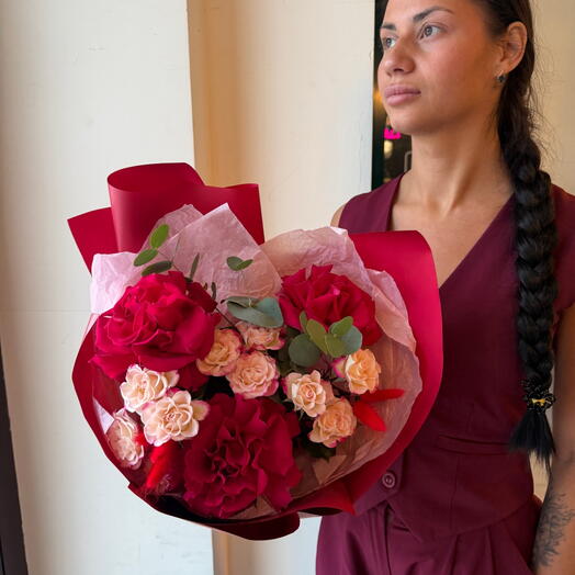 Цикламеновые розы с пушистым лагурусом