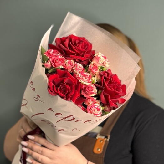 BOUQUET 058. Букет с любовью к 14 февраля для влюбленных с кустовыми и французскими розами