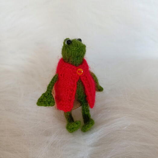 Лягушка в красной кофточке. Вязаная игрушка , ручная работа