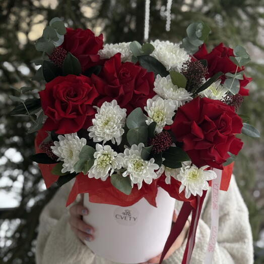 Композиция ажурных роз и хризантем