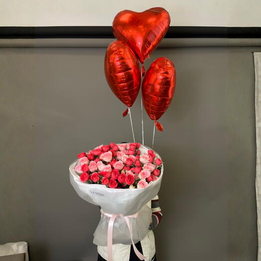 Букет 19 кустовых роз двух цветов и 3 шара сердце