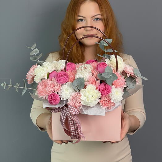 Нежная композиция из хризантемы и кустовой розы