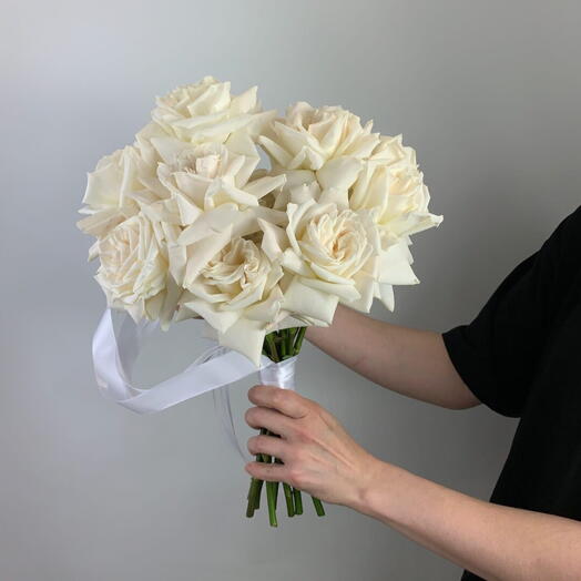 Букет невесты из 13 белых французских роз от XOFLOWERS