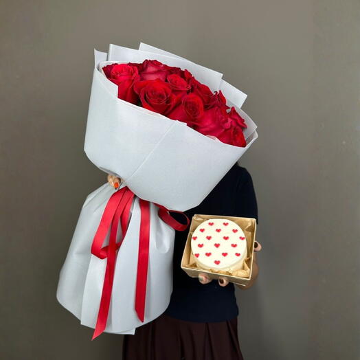 Букет из 15 роз и бенто торт