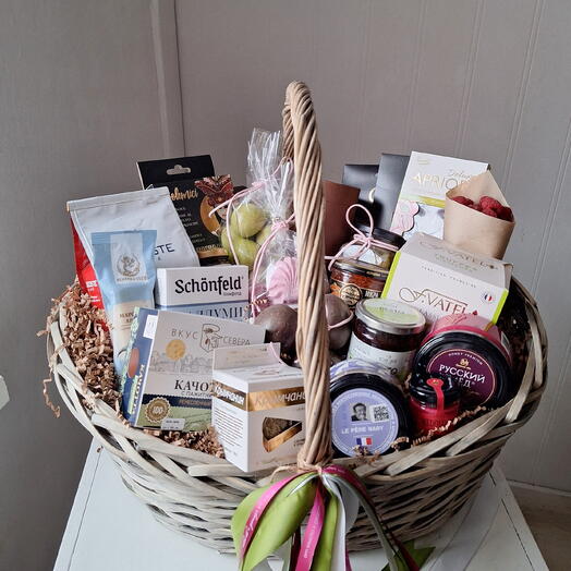 Огромная корзина вкусностей и деликатесов. Сыр, колбаса, зефир, чай, кофе, конфеты, паштет, мед, икра и малина