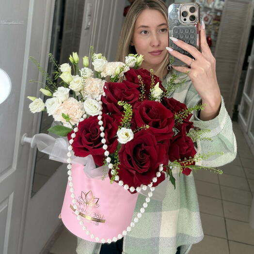 Цветы в коробке с бусами