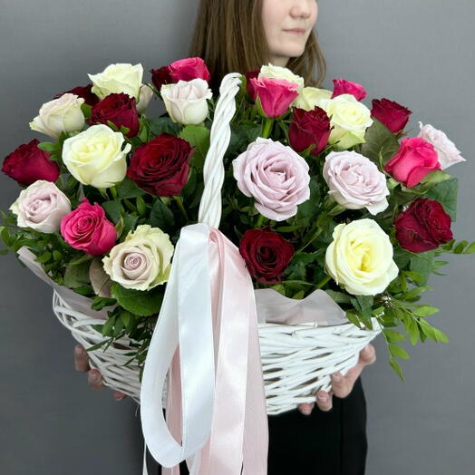 Корзина с цветами розы микс