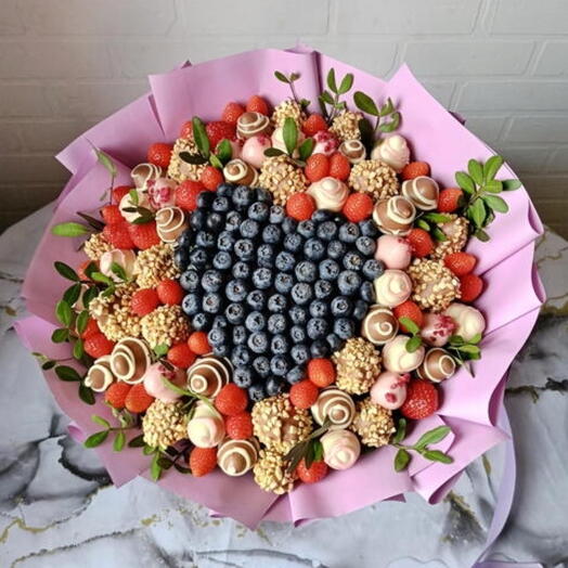 Букет с голубикой , клубникой и клубника в шоколаде