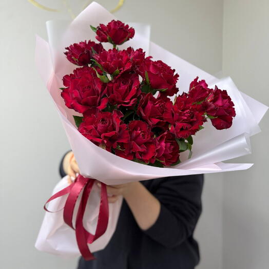 Букет ажурных красных роз