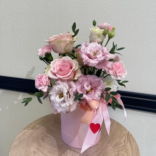 Розовые Цветы в коробке с розами, эустомой, хризантемой и эвкалипт