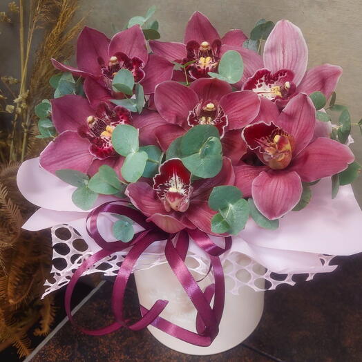 Цветы в коробке. Бордовые орхидеи цимбидиум и эвкалипт