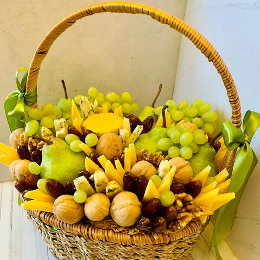 Корзина «Микс сыров и фруктов»