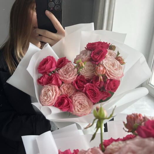 Букет из кустовых пионовидных роз