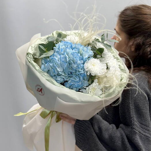 Элегантный букет с голубой гортензией и кустовой хризантемой, 236