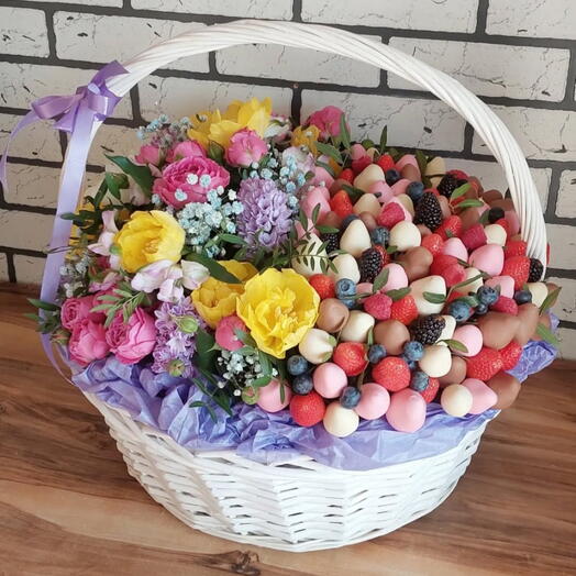 Авторская премиальная корзина с клубникой в шоколаде и цветами 🌷Клубника в шоколаде 🍓 Дофаминовый букет Пиономания