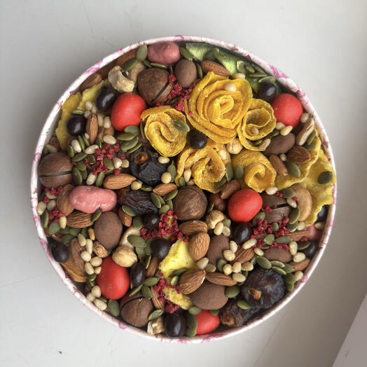 Круглая коробочка с сухофруктами и орехами