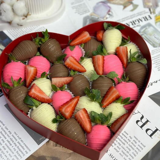 Набор клубника 🍓 в шоколаде в коробочке сердце на 8 марта