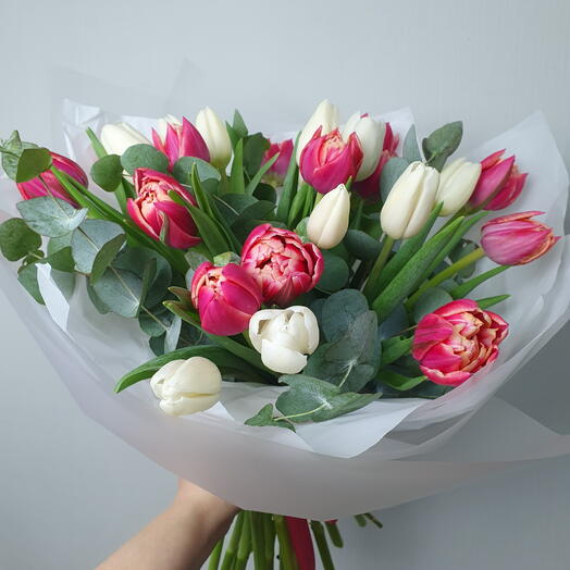 Букет с белыми  тюльпанами и розовыми пионовидными