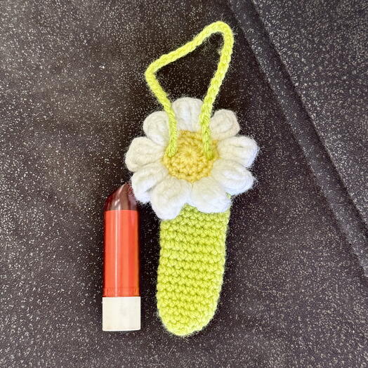 White lipstick holder (without lipstick)