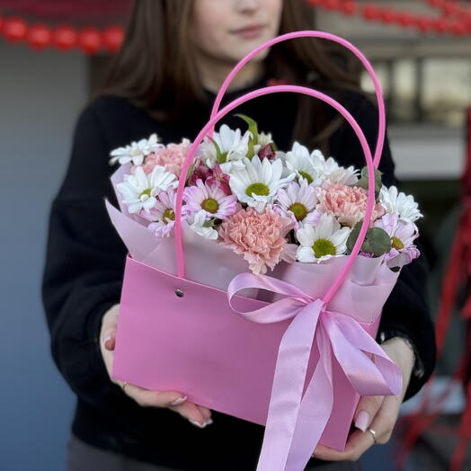 Композиция с диантусами и хризантемой